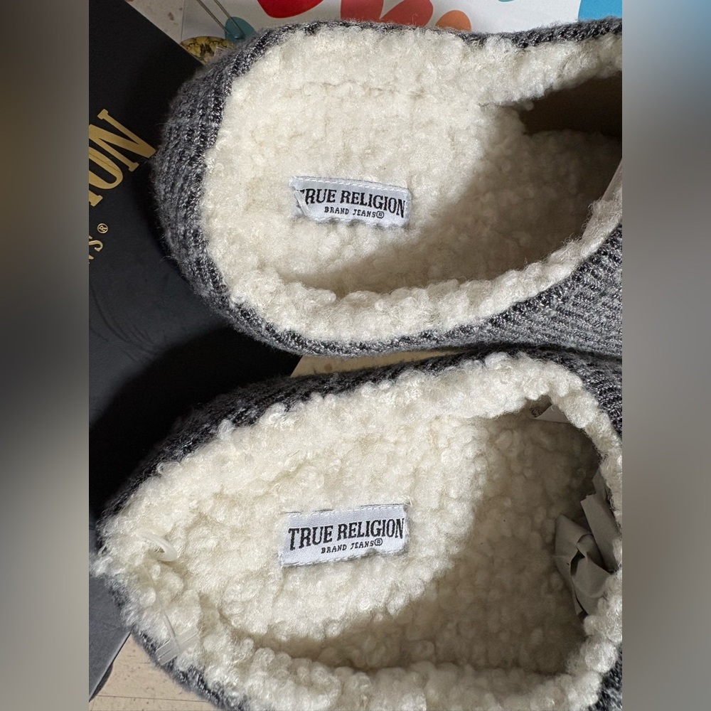 NEW True Religion Mens Slippers, Medium 9/10 Gray w/Black Logo - Picture 11 of 14